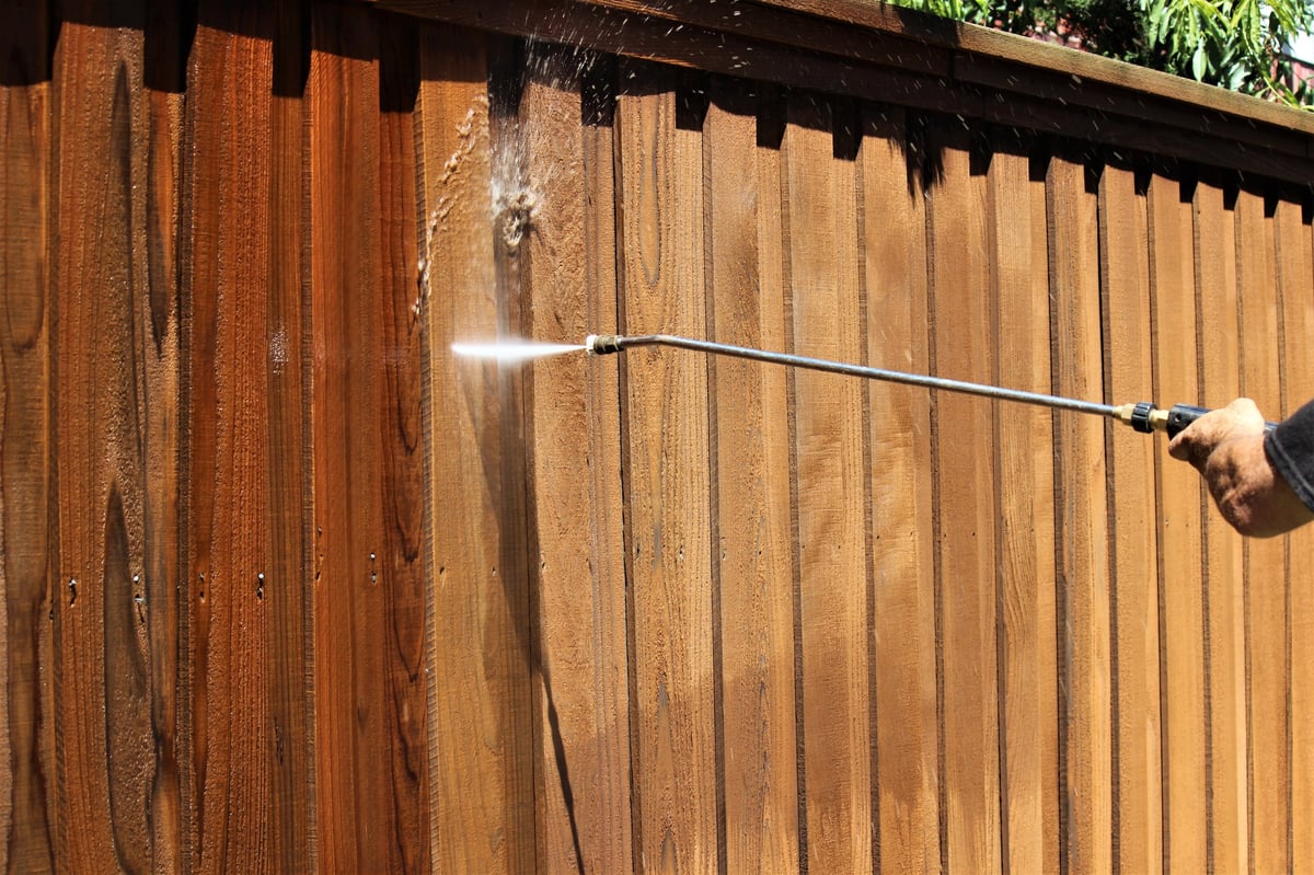 Power washing the fence prior to re-staining, high pressure cleaning, pressure washing fence, do it yourself house repairs, cleaning old dirty fence boards